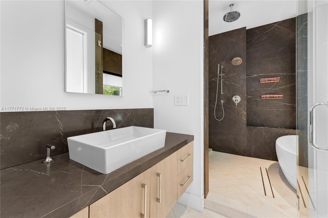 Под контрактом: $3,750,000 (4 спален, 4 ванн, 3741 Квадратных фут)