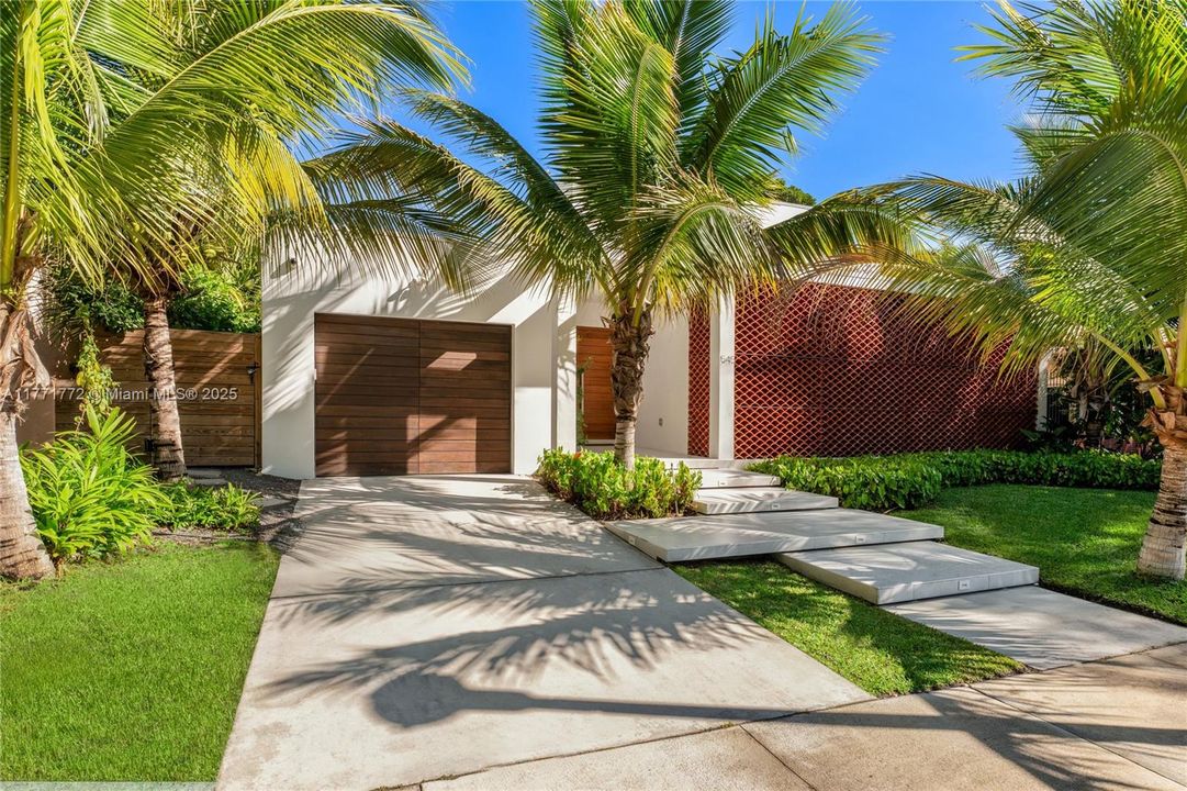 Под контрактом: $3,750,000 (4 спален, 4 ванн, 3741 Квадратных фут)