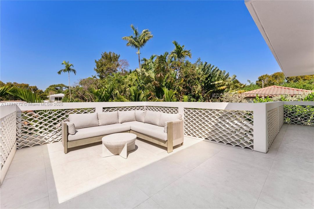 Под контрактом: $3,750,000 (4 спален, 4 ванн, 3741 Квадратных фут)