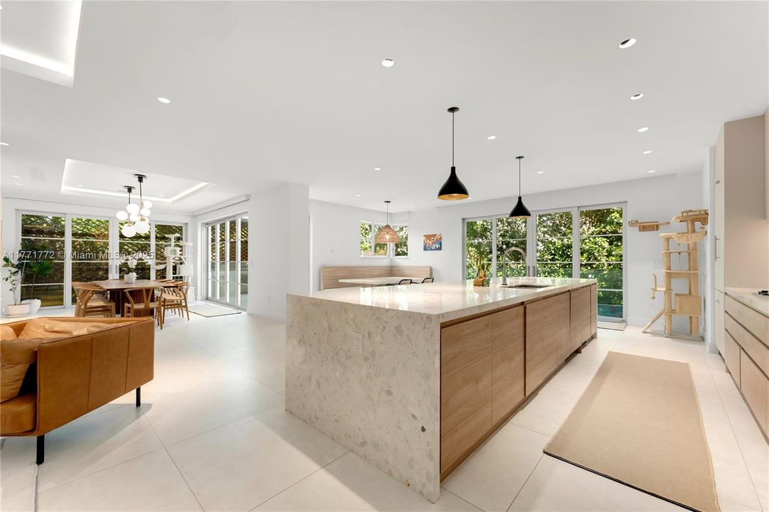 Под контрактом: $3,750,000 (4 спален, 4 ванн, 3741 Квадратных фут)