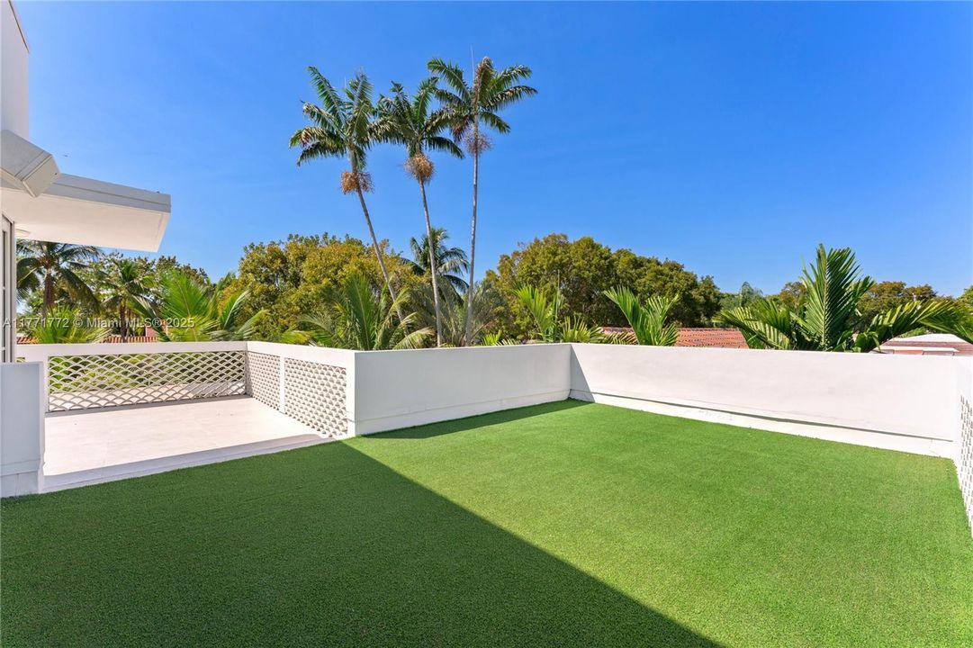 Под контрактом: $3,750,000 (4 спален, 4 ванн, 3741 Квадратных фут)