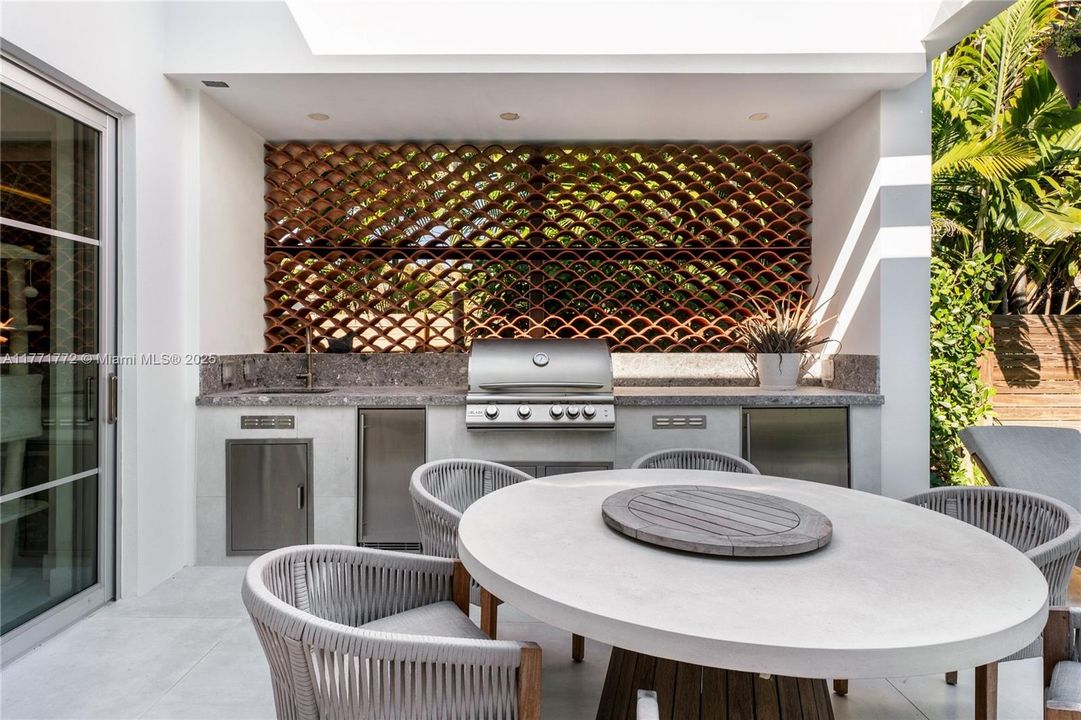 Под контрактом: $3,750,000 (4 спален, 4 ванн, 3741 Квадратных фут)