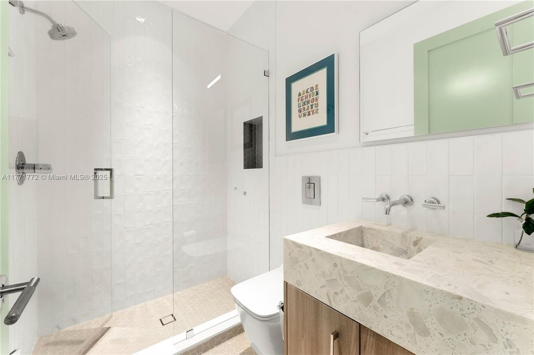 Под контрактом: $3,750,000 (4 спален, 4 ванн, 3741 Квадратных фут)