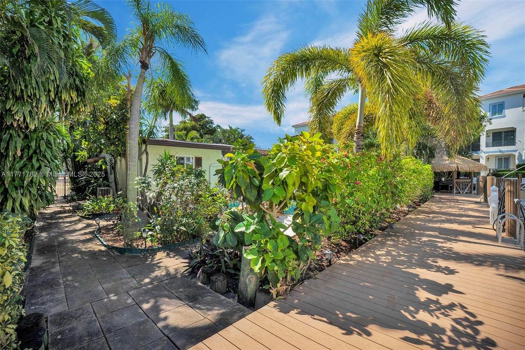 Recently Rented: $3,300 (2 beds, 2 baths, 1300 Square Feet)