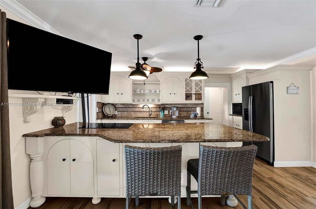 Recently Rented: $3,300 (2 beds, 2 baths, 1300 Square Feet)