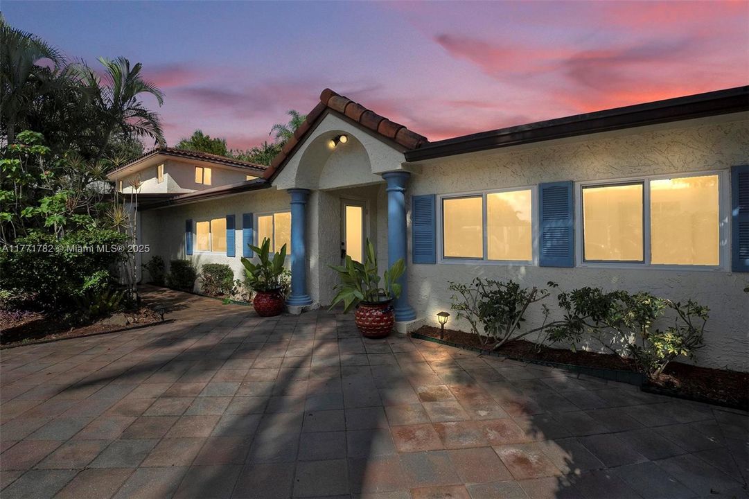 Recently Rented: $3,300 (2 beds, 2 baths, 1300 Square Feet)