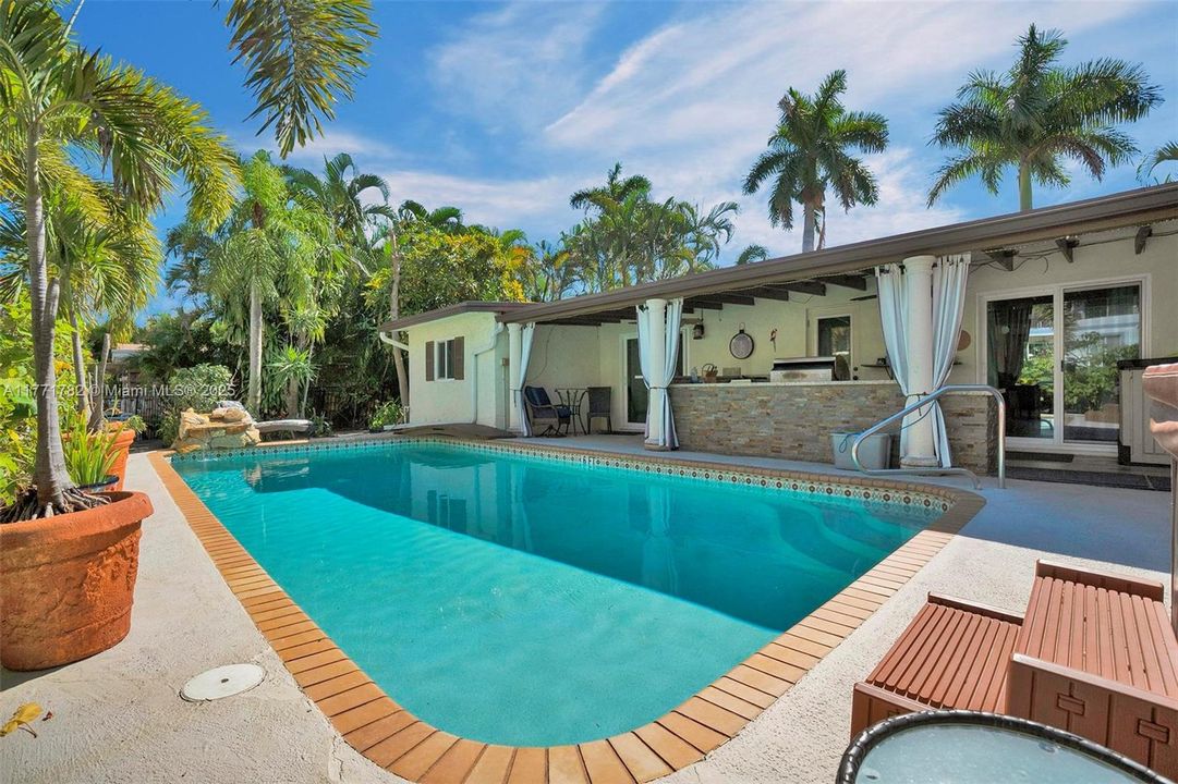 Recently Rented: $3,300 (2 beds, 2 baths, 1300 Square Feet)