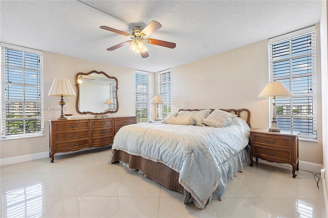 En Venta: $330,000 (3 camas, 2 baños, 1390 Pies cuadrados)