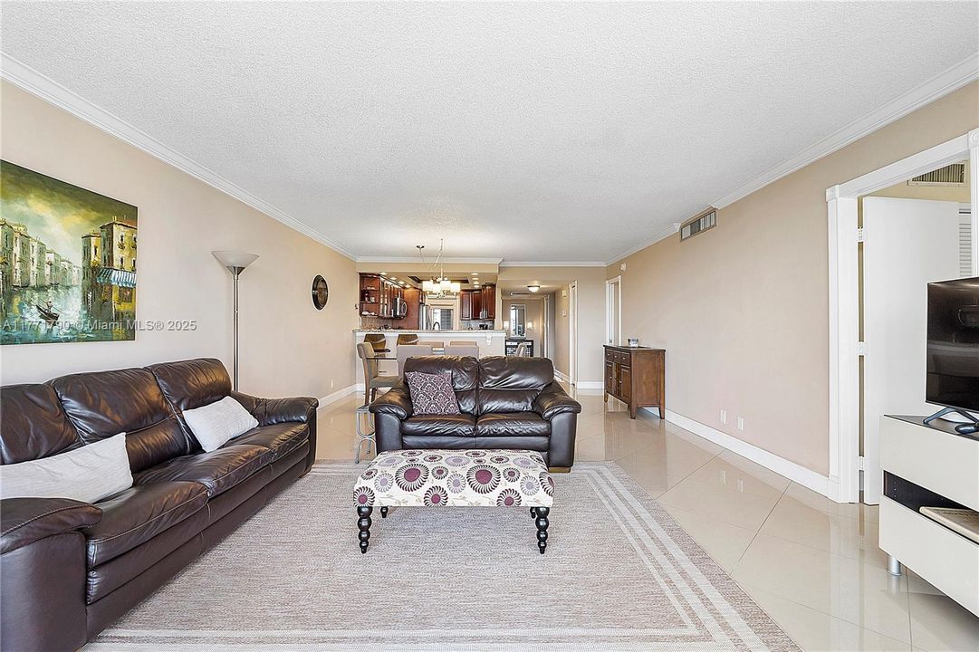 En Venta: $330,000 (3 camas, 2 baños, 1390 Pies cuadrados)