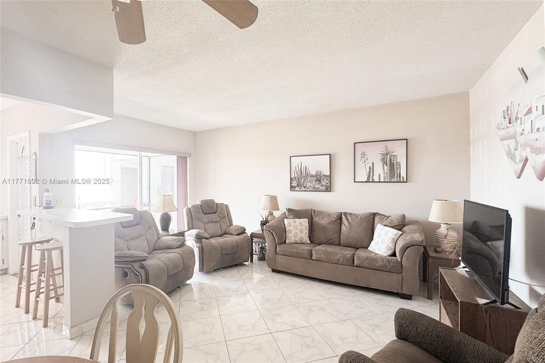 待售: $115,000 (1 贝兹, 1 浴室, 564 平方英尺)