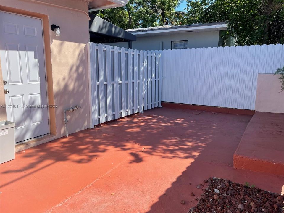 Recently Rented: $1,600 (0 beds, 1 baths, 300 Square Feet)