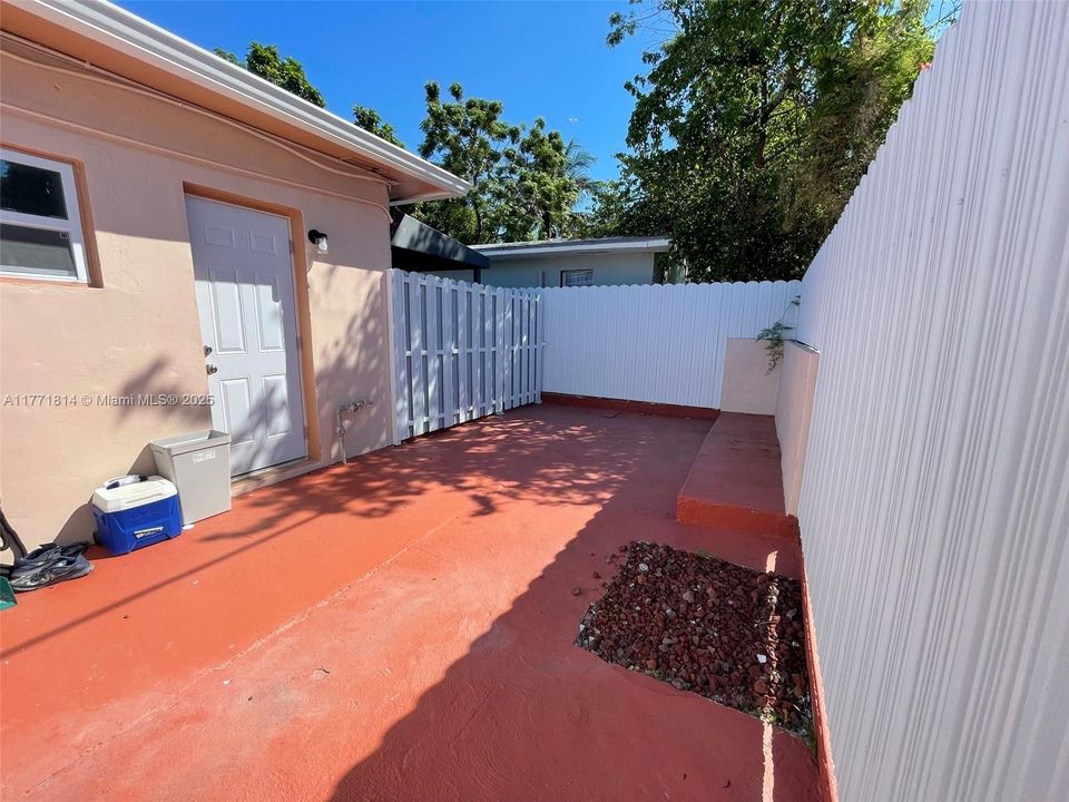 Recently Rented: $1,600 (0 beds, 1 baths, 300 Square Feet)