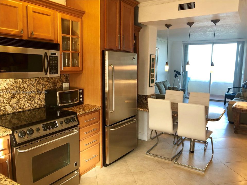 待售: $450,000 (2 贝兹, 2 浴室, 840 平方英尺)