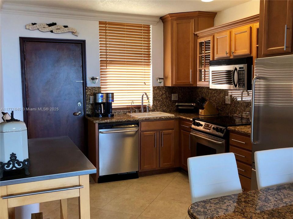 待售: $450,000 (2 贝兹, 2 浴室, 840 平方英尺)