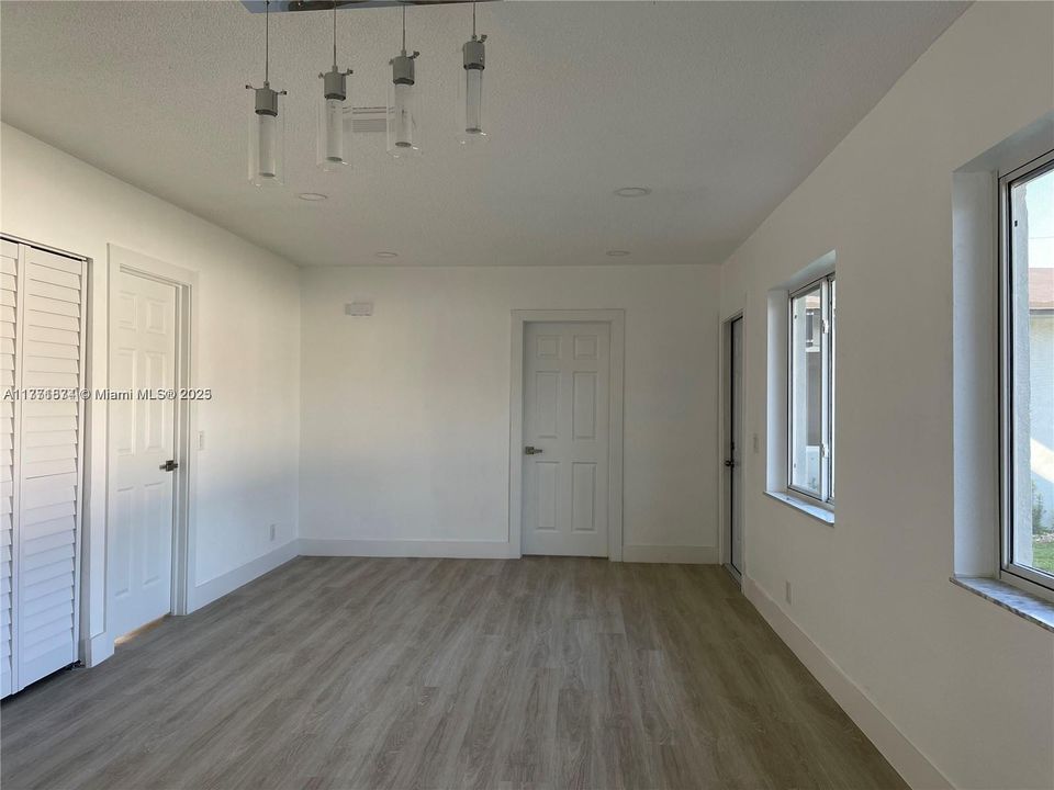 Recently Rented: $2,950 (3 beds, 2 baths, 3320 Square Feet)