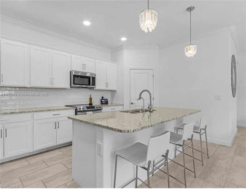 Недавно продано: $349,999 (4 спален, 3 ванн, 2032 Квадратных фут)