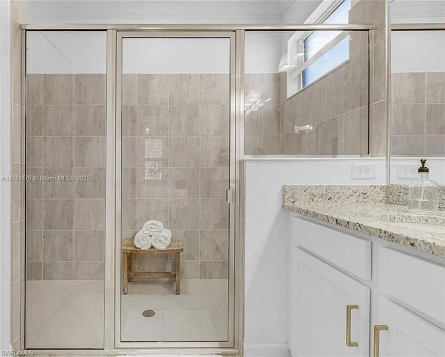 Недавно продано: $349,999 (4 спален, 3 ванн, 2032 Квадратных фут)