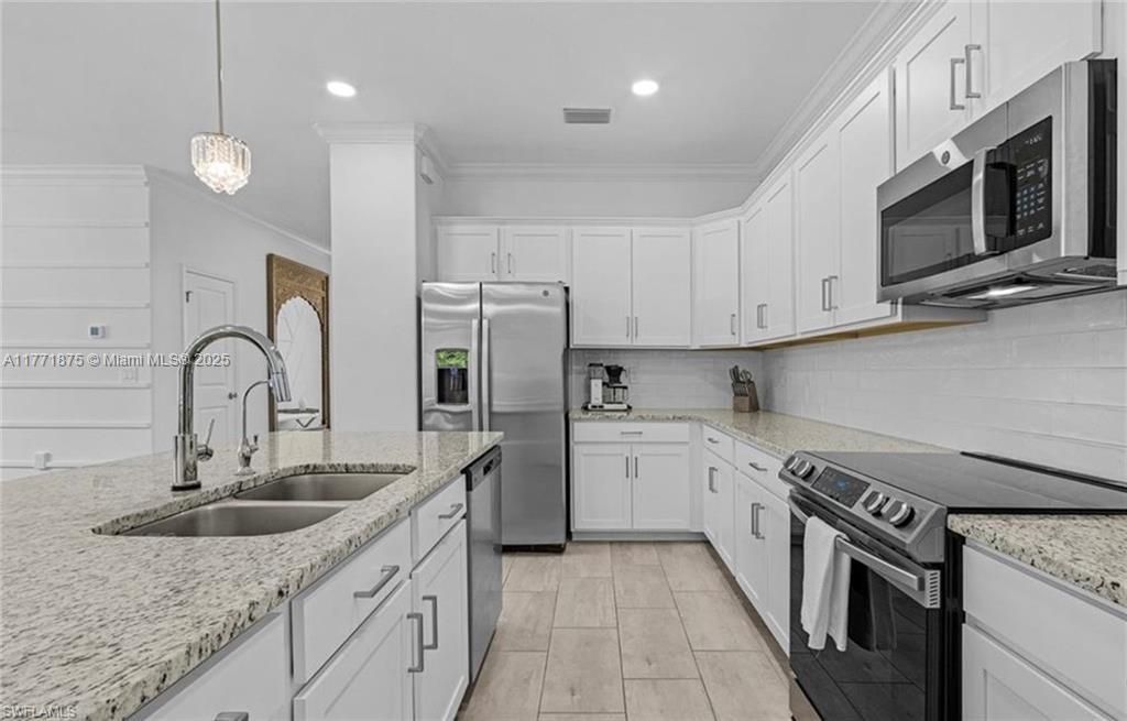 Недавно продано: $349,999 (4 спален, 3 ванн, 2032 Квадратных фут)