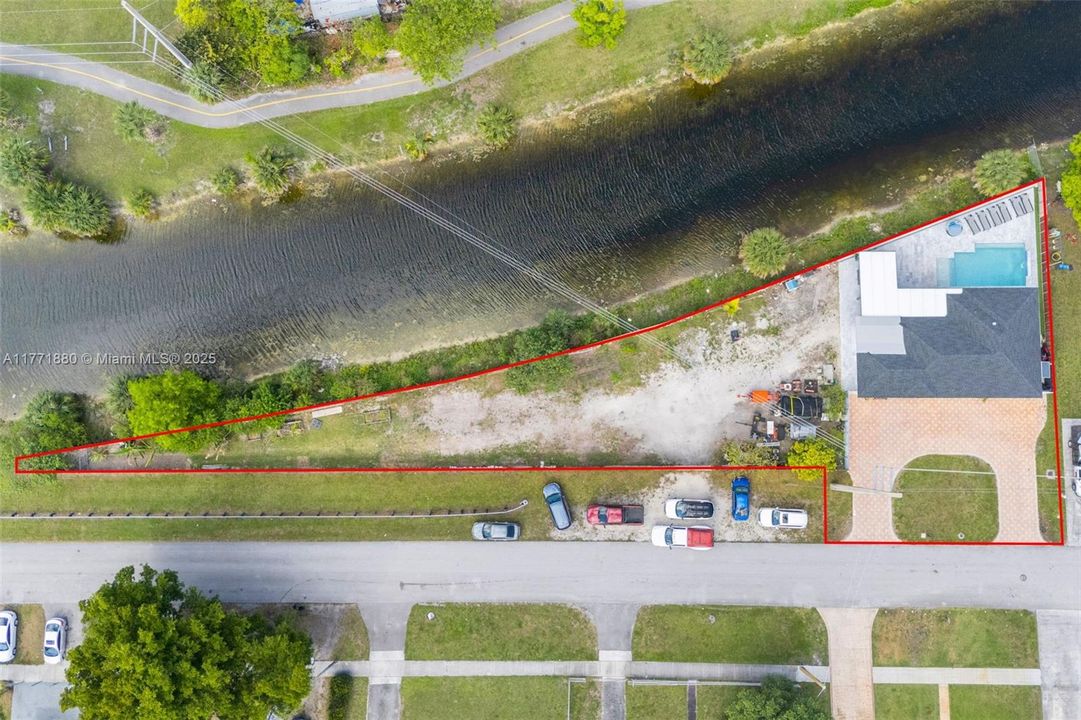 Recently Sold: $720,000 (4 beds, 2 baths, 1377 Square Feet)