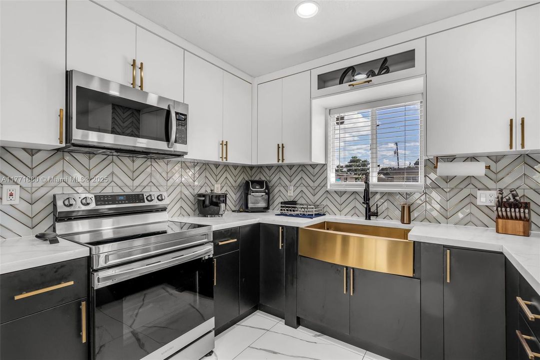 Recently Sold: $720,000 (4 beds, 2 baths, 1377 Square Feet)