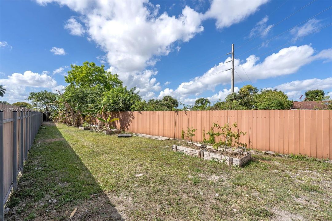 Recently Sold: $720,000 (4 beds, 2 baths, 1377 Square Feet)