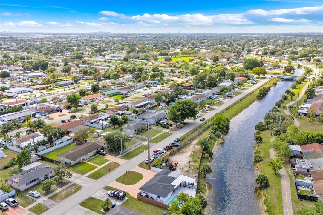 Recently Sold: $720,000 (4 beds, 2 baths, 1377 Square Feet)