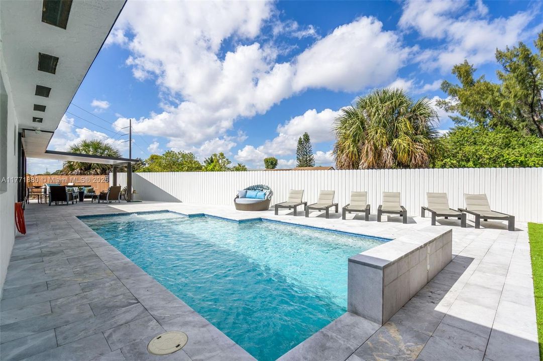 Recently Sold: $720,000 (4 beds, 2 baths, 1377 Square Feet)