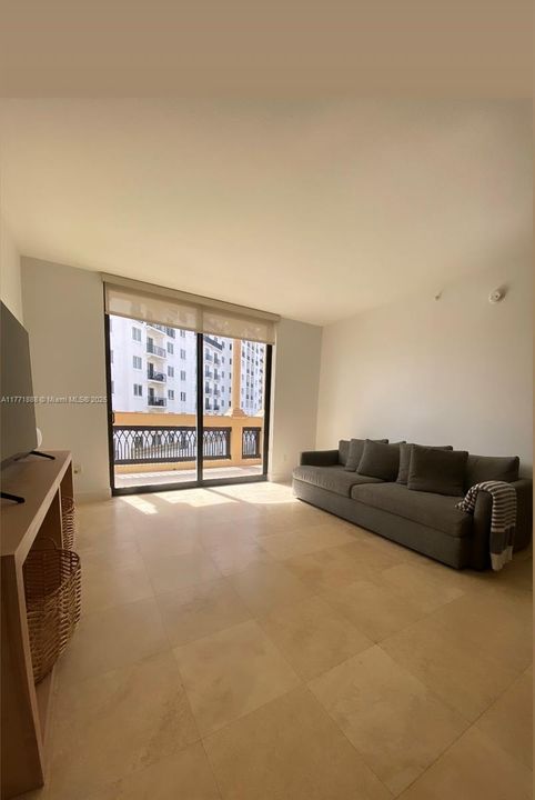 Recently Rented: $4,000 (2 beds, 2 baths, 1167 Square Feet)