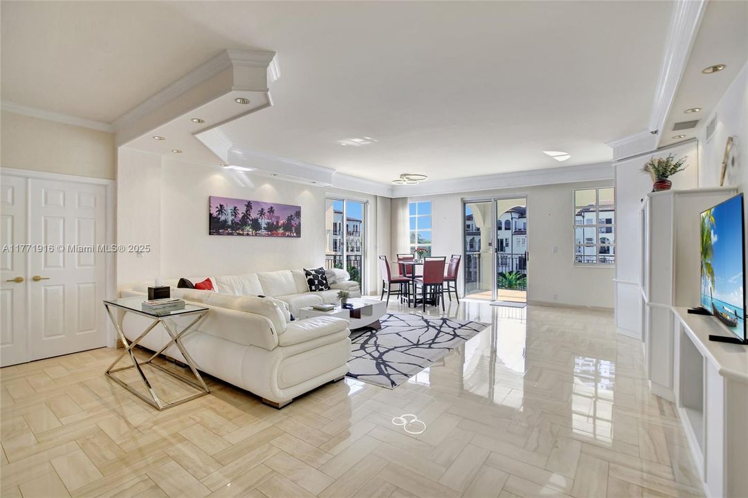 Vendido Recientemente: $1,349,000 (3 camas, 3 baños, 3576 Pies cuadrados)