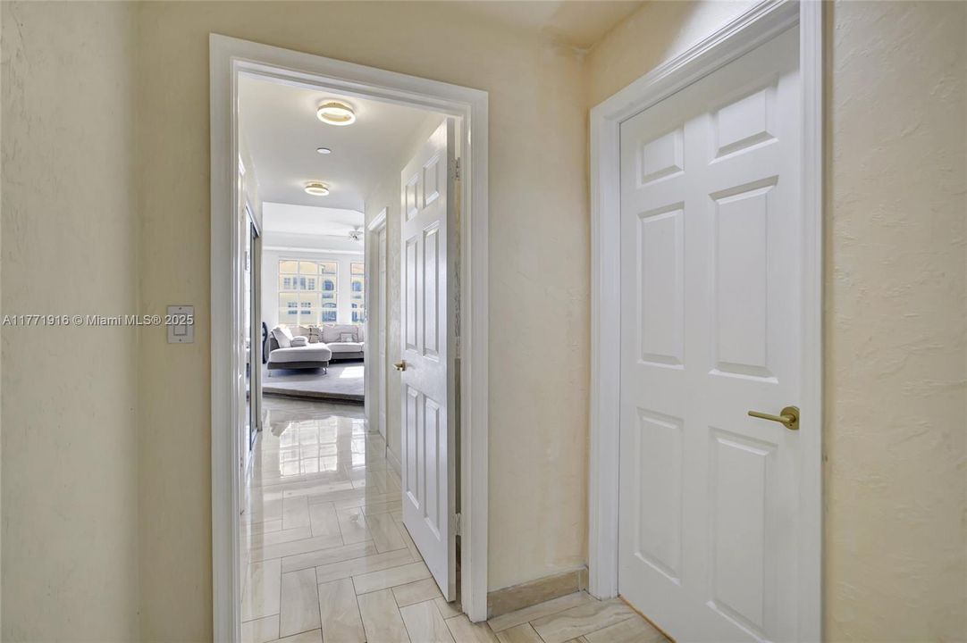 Vendido Recientemente: $1,349,000 (3 camas, 3 baños, 3576 Pies cuadrados)