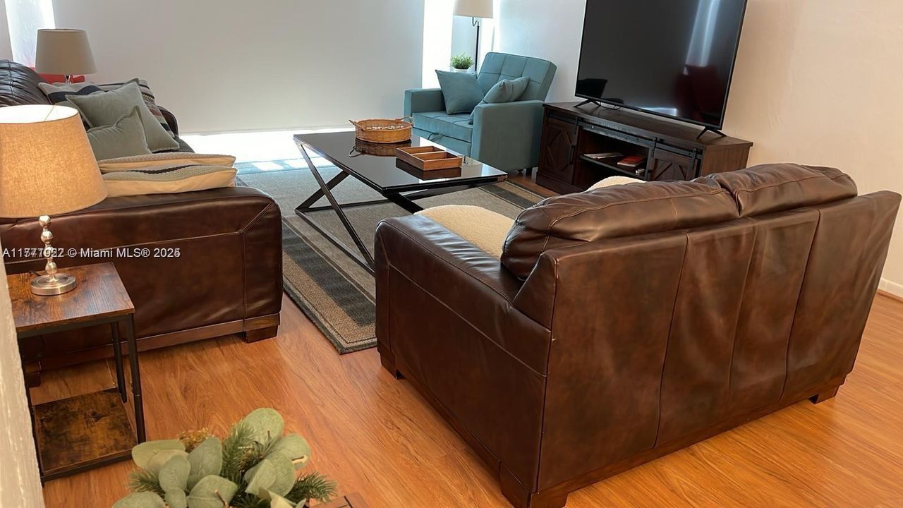 Recently Sold: $360,000 (1 beds, 1 baths, 1005 Square Feet)