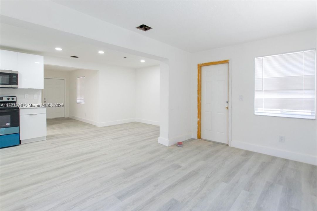 Recently Rented: $2,995 (3 beds, 2 baths, 1052 Square Feet)