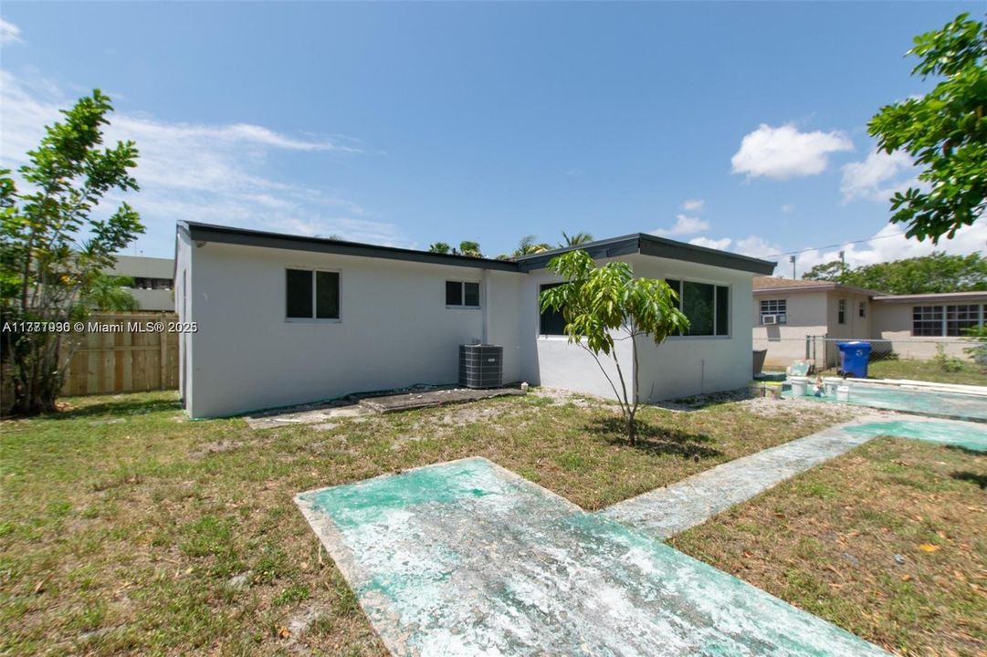 Recently Rented: $2,995 (3 beds, 2 baths, 1052 Square Feet)