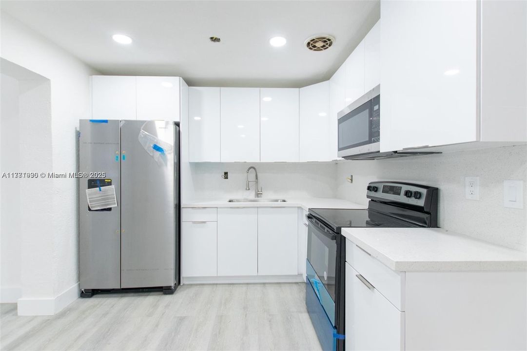 Recently Rented: $2,995 (3 beds, 2 baths, 1052 Square Feet)