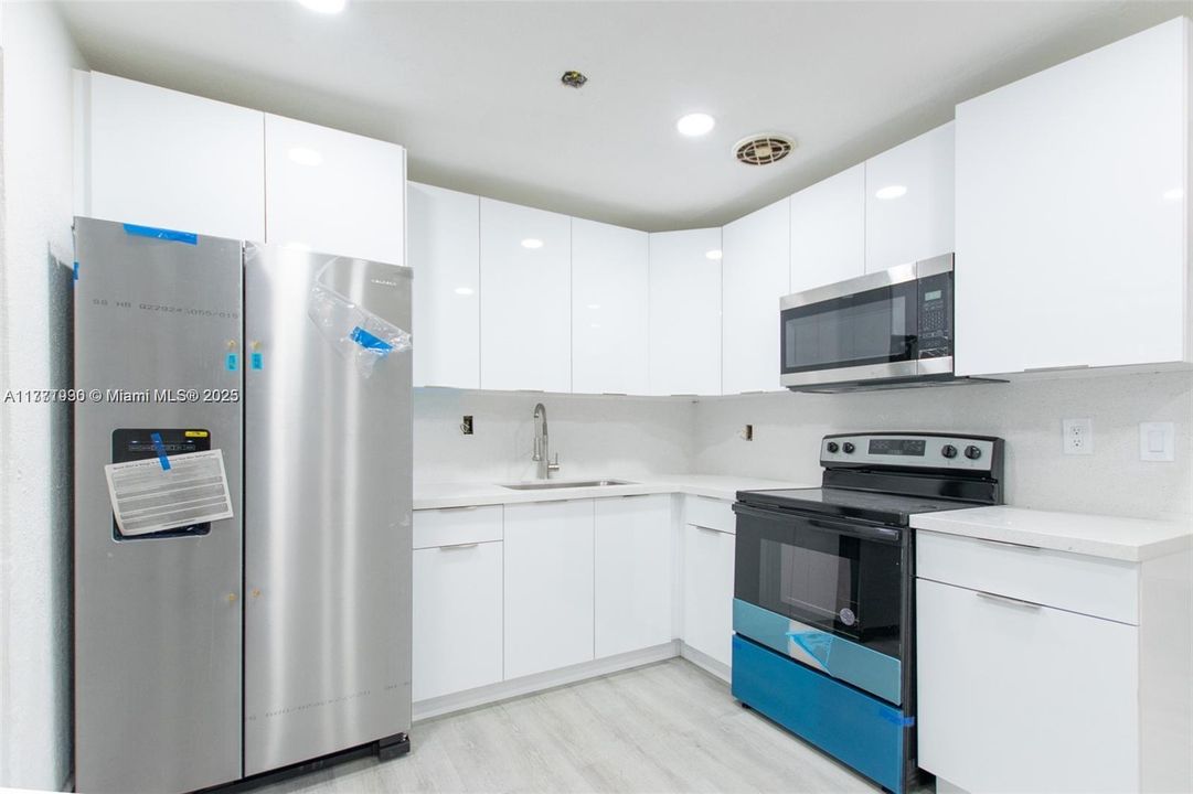 Recently Rented: $2,995 (3 beds, 2 baths, 1052 Square Feet)