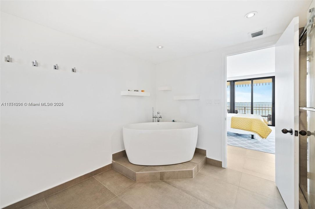 Recently Sold: $2,695,000 (3 beds, 2 baths, 2614 Square Feet)