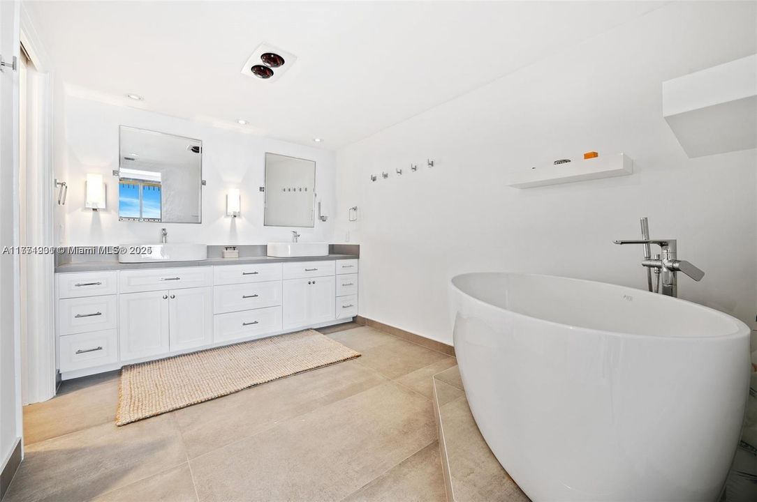 Recently Sold: $2,695,000 (3 beds, 2 baths, 2614 Square Feet)