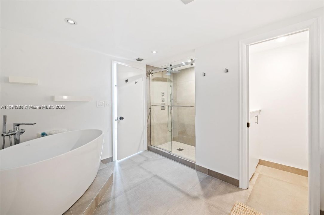 Recently Sold: $2,695,000 (3 beds, 2 baths, 2614 Square Feet)