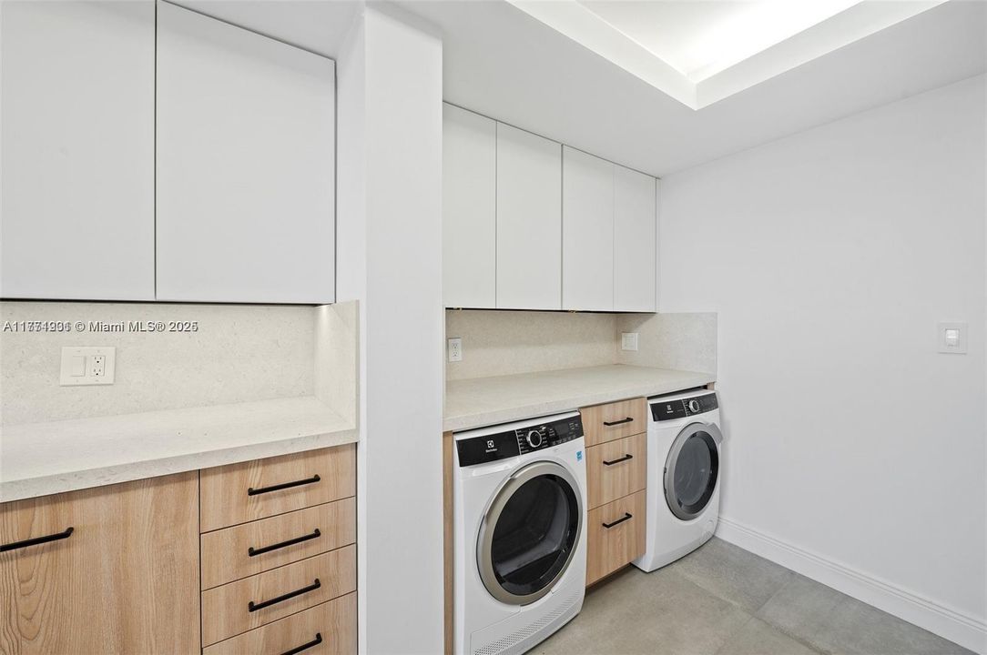 Recently Sold: $2,695,000 (3 beds, 2 baths, 2614 Square Feet)