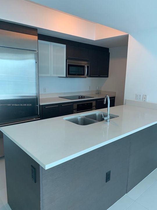 Recently Rented: $3,200 (1 beds, 1 baths, 754 Square Feet)