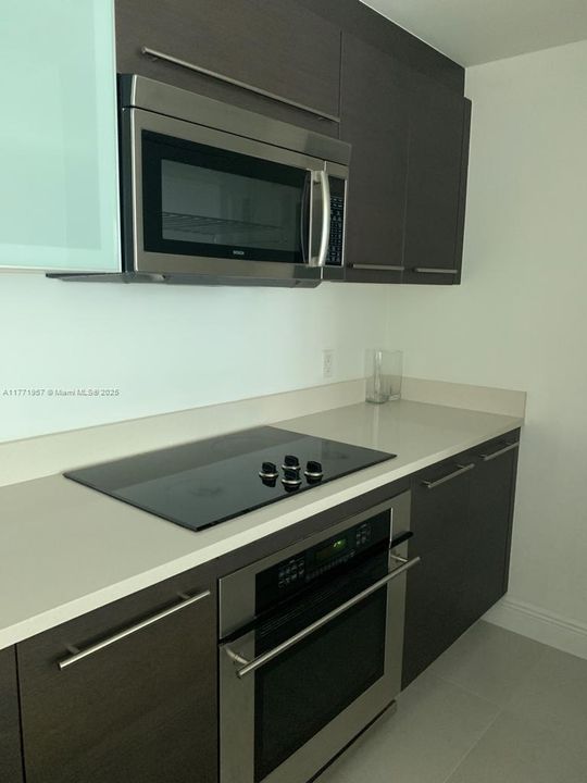 Recently Rented: $3,200 (1 beds, 1 baths, 754 Square Feet)