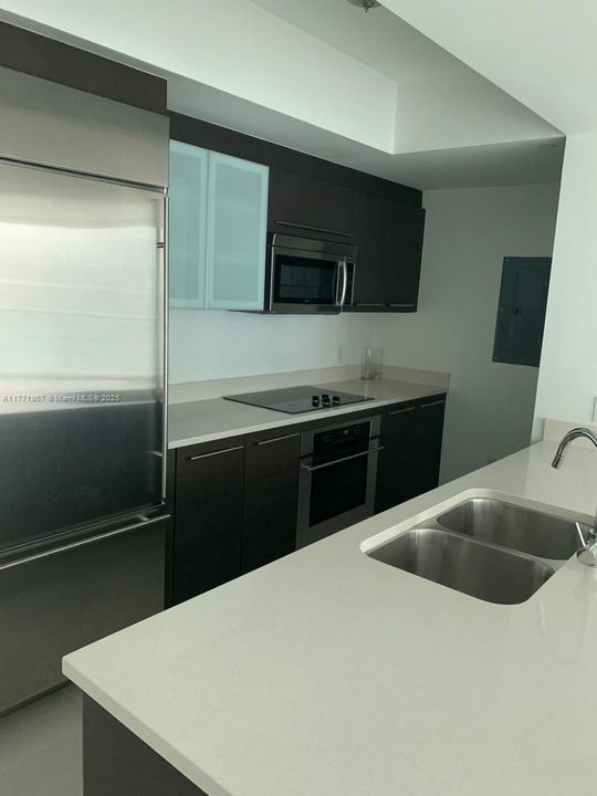 Recently Rented: $3,200 (1 beds, 1 baths, 754 Square Feet)