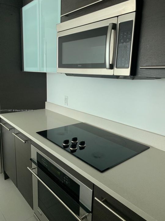 Recently Rented: $3,200 (1 beds, 1 baths, 754 Square Feet)