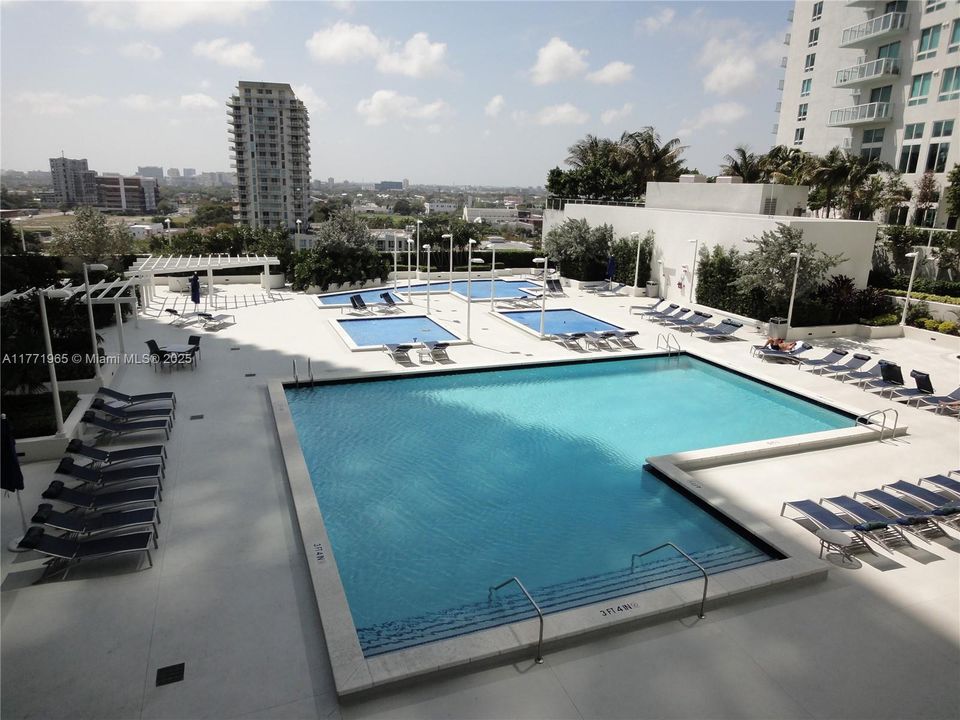 最近租的: $2,700 (1 贝兹, 1 浴室, 842 平方英尺)