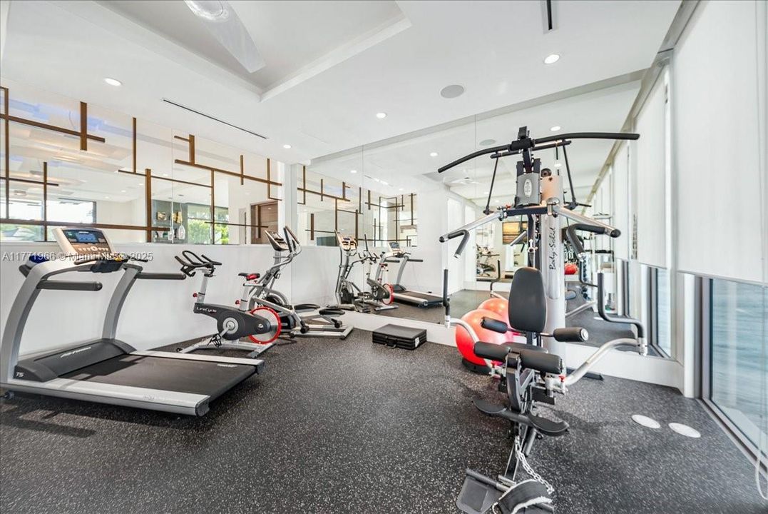 最近售出: $13,500,000 (6 贝兹, 8 浴室, 9112 平方英尺)