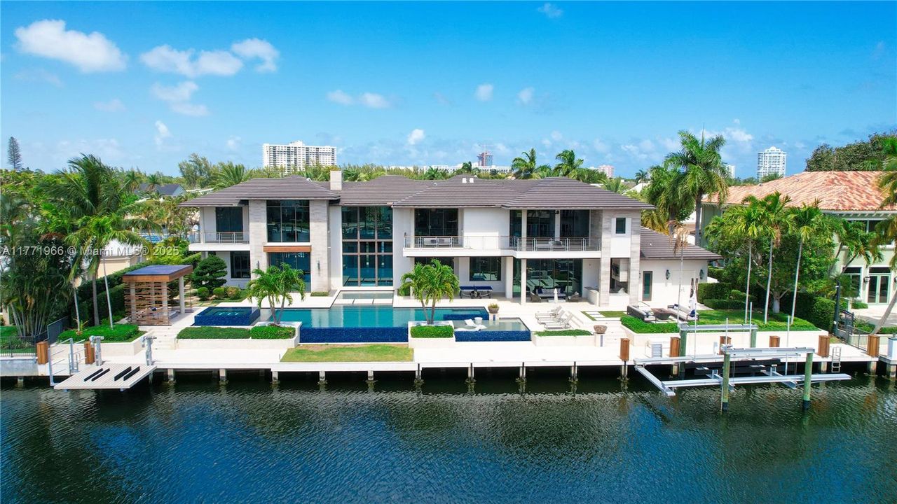 最近售出: $13,500,000 (6 贝兹, 8 浴室, 9112 平方英尺)