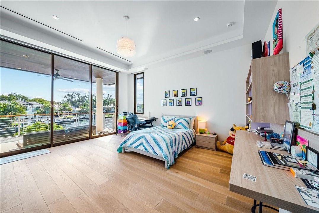 最近售出: $13,500,000 (6 贝兹, 8 浴室, 9112 平方英尺)