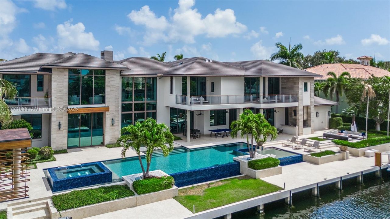 最近售出: $13,500,000 (6 贝兹, 8 浴室, 9112 平方英尺)