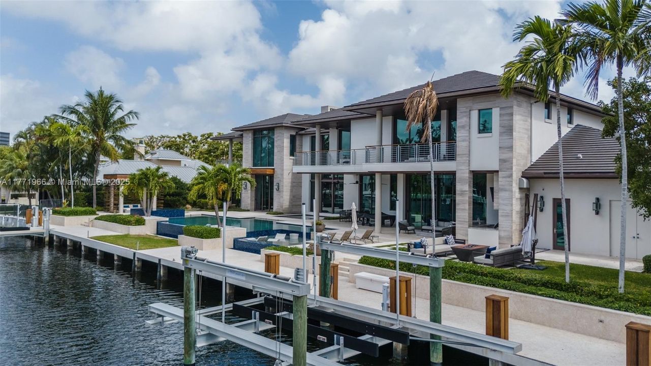 最近售出: $13,500,000 (6 贝兹, 8 浴室, 9112 平方英尺)