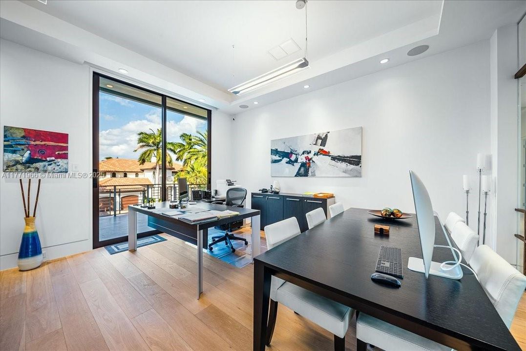 最近售出: $13,500,000 (6 贝兹, 8 浴室, 9112 平方英尺)